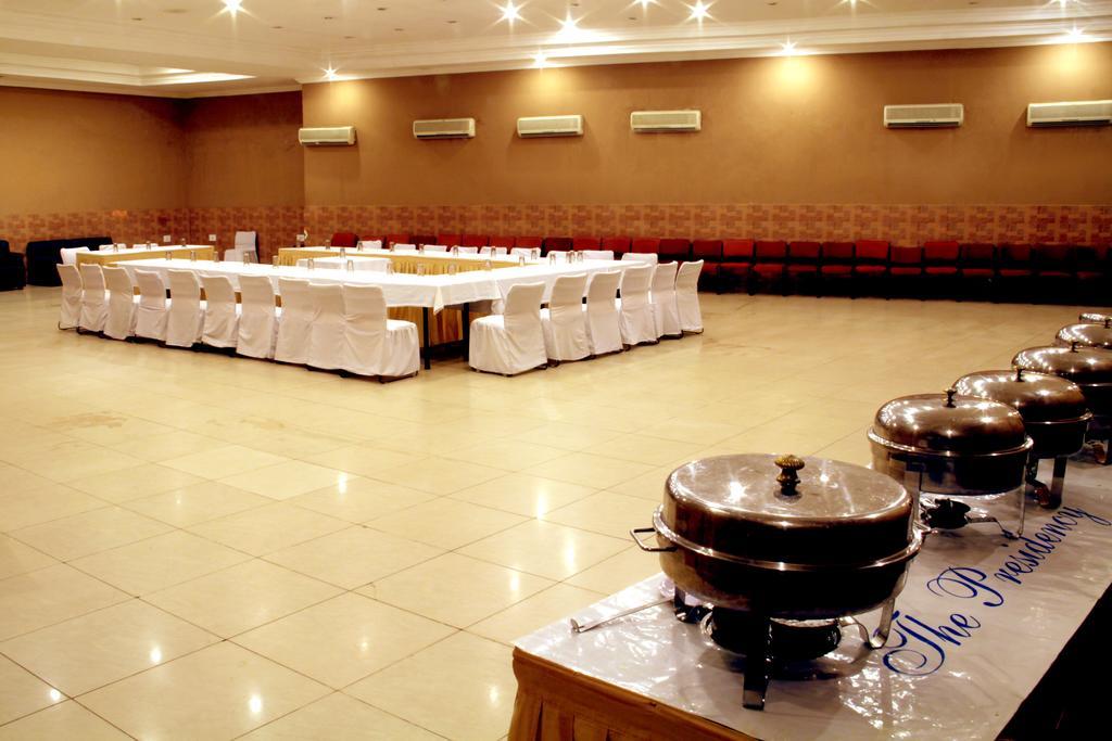 The Presidency Hotel Bhuvanesvar Kültér fotó